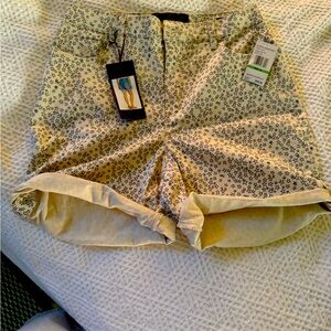 NWT size 10 high waisted, Gloria Vanderbilt shorts star pattern